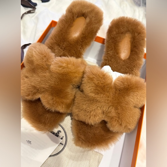 RARE FIND | HERMES BNIB SHEARLING ORAN SANDALS NATUREL 39 EU - US 8.5 - Picture 3 of 7